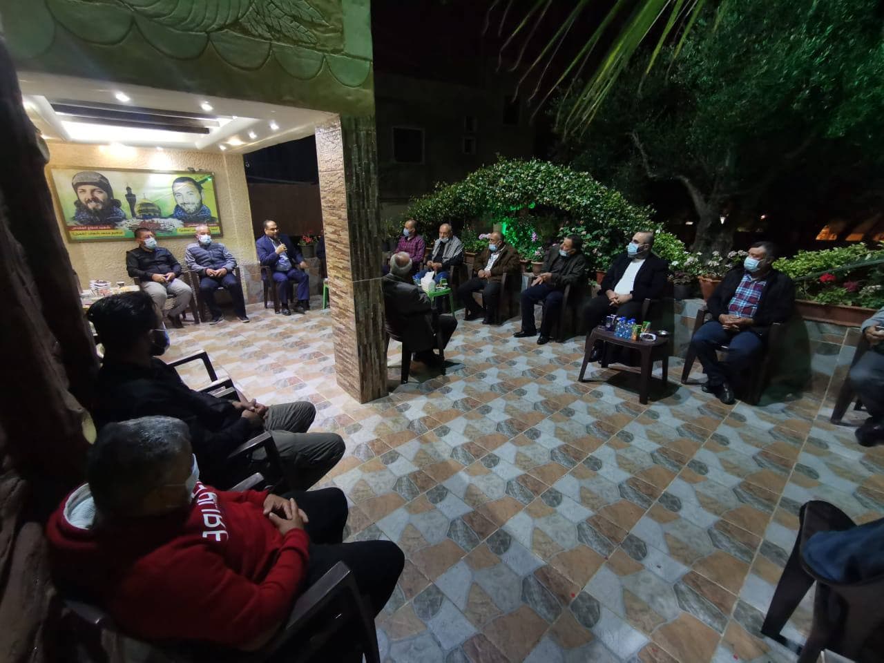 من اجواء السهرة السياسية مع رئيس مركز باحث للدراسات الاستراتيجة البروفيسور يوسف نصرالله في بلدة برعشيت.