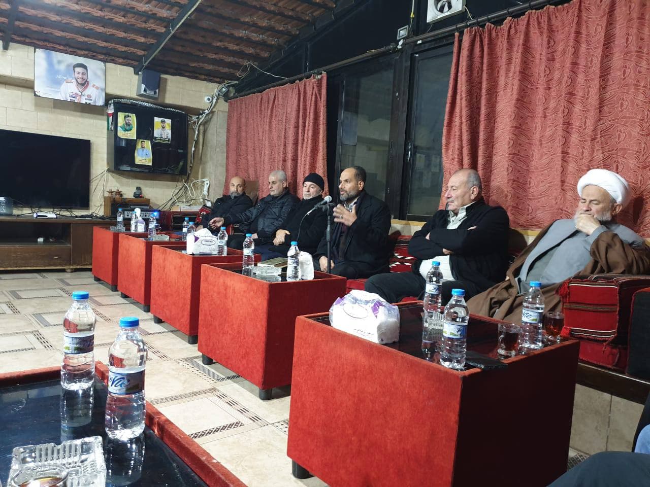من اجواء اللقاء السياسي مع رئيس مركز باحث للدراسات الفلسطينية والاستراتيجية البروفيسور يوسف نصرالله في بلدة عيتيت بحضور حاشد من فعاليات